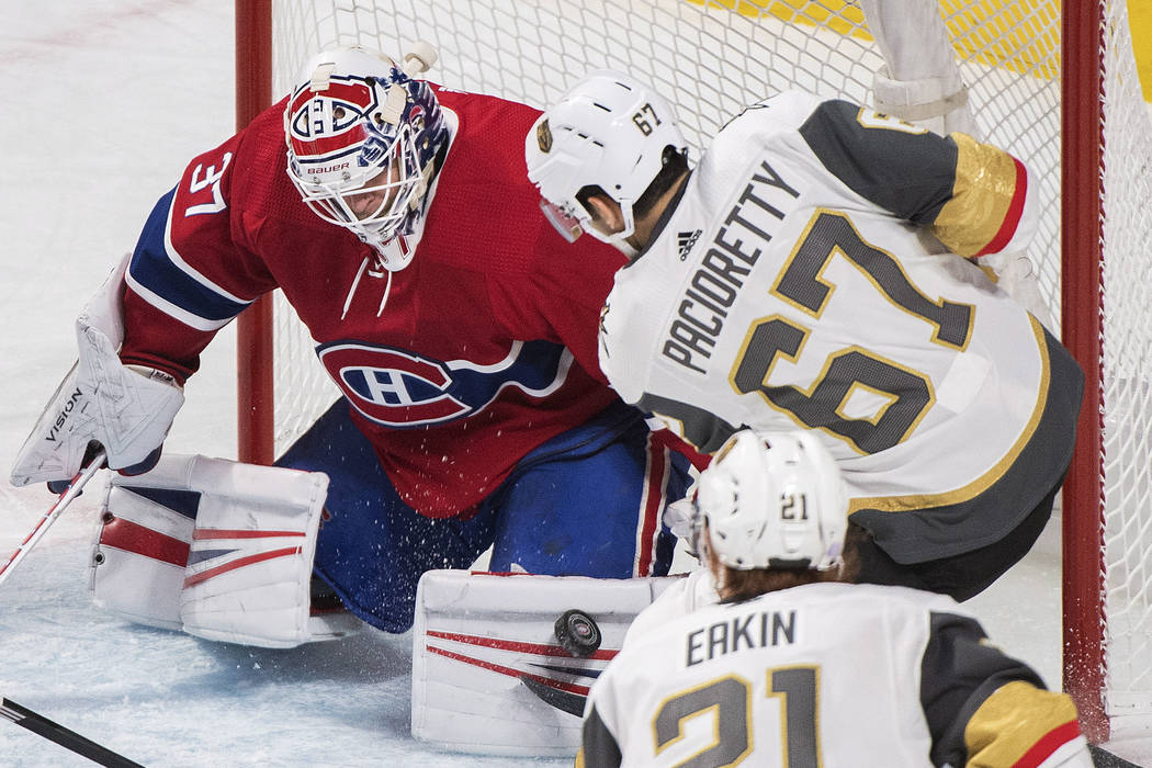 El Max Pacioretty de los Golden Knights de Vegas lanza un tiro al portero de los Montreal Canadiens, Antti Niemi, durante el primer período de un juego de hockey de la NHL, el sábado 10 de novie ...