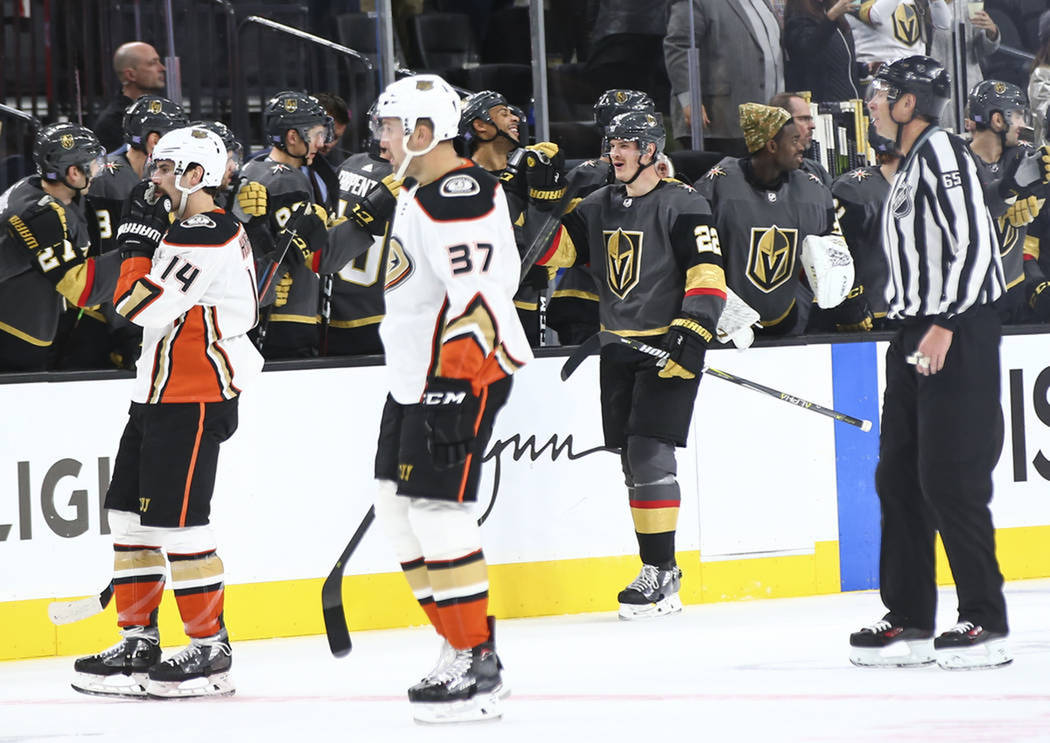 El jugador de Golden Knights, Nick Holden (22), celebra un gol contra los Anaheim Ducks durante el segundo periodo de un juego de hockey de la NHL en T-Mobile Arena de Las Vegas, el miércoles 14 ...