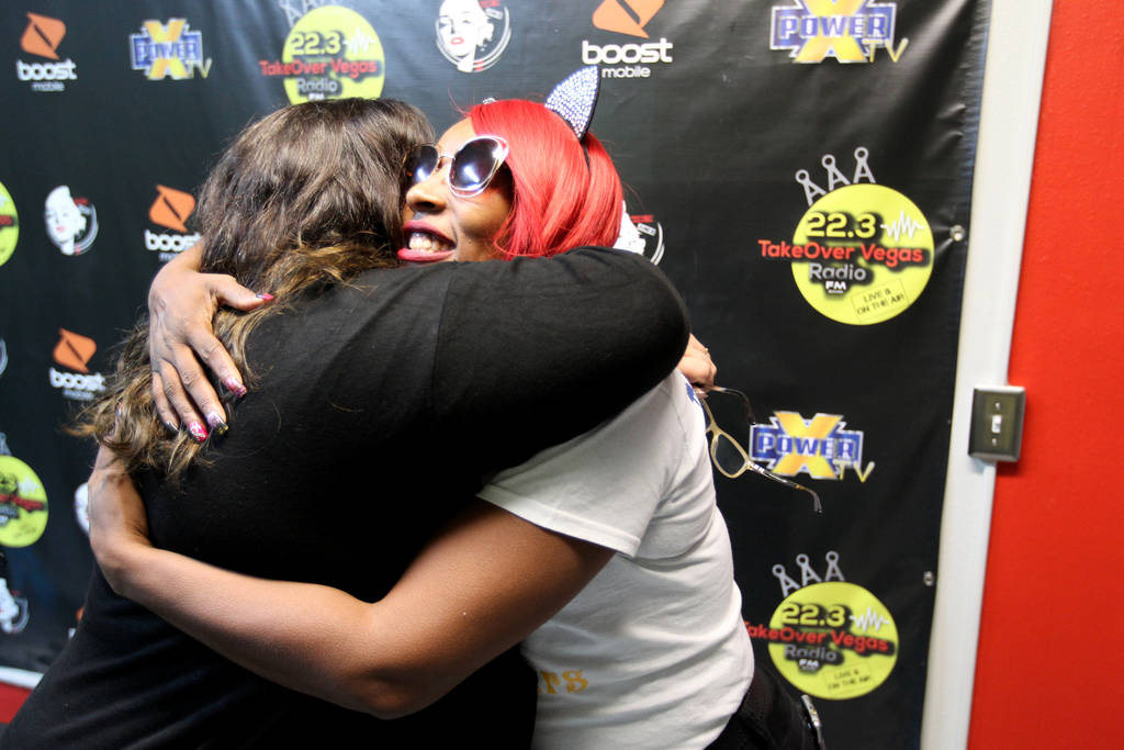 DeVonna "Kat" Normand, a la derecha, abraza a Myscie Boren después de su programa Sin City Heat en la estación de radio por Internet TakeOver Vegas Radio en Las Vegas el viernes 9 de noviembre d ...