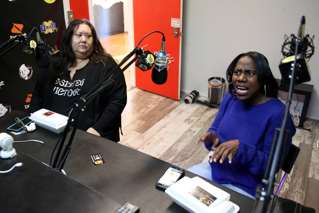 Myscie Boren, a la izquierda, e Indi Kaufman son entrevistadas por DeVonna "Kat" Normand durante el show de Normand en Sin City Heat en la estación de radio de 32.3 TakeOver Vegas Radio en Las Ve ...