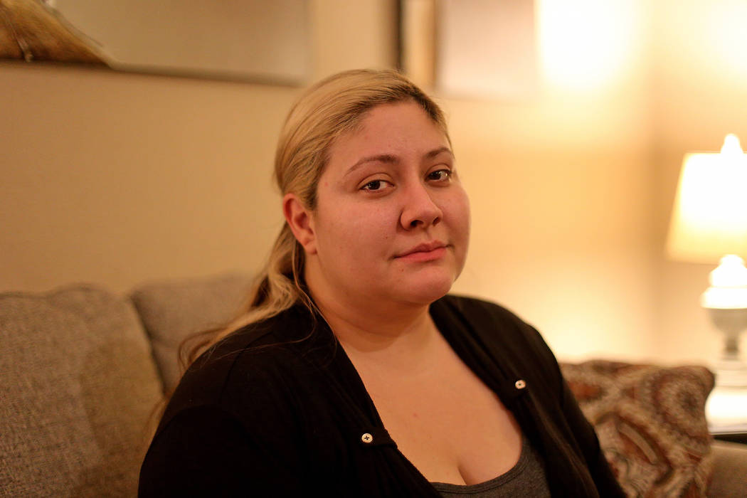 Lorena Llamas en su casa en North Las Vegas, el jueves 8 de noviembre de 2018. Llamas es una de las miles de mujeres que afirman haber sufrido dolor crónico y debilitante, sangrado abundante e in ...