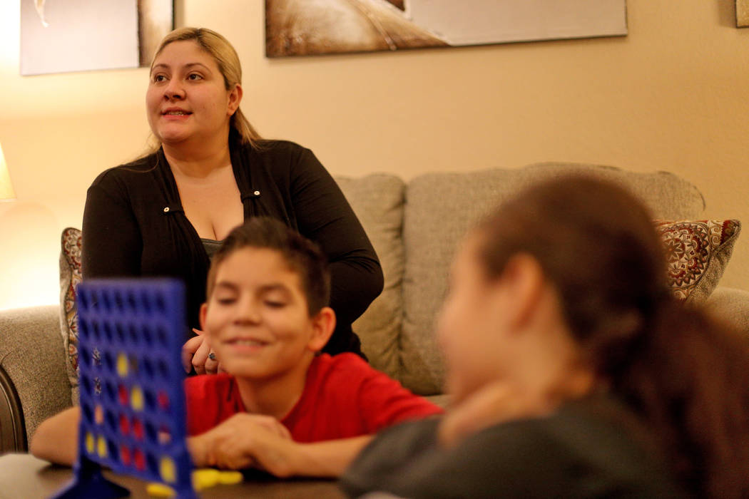 Lorena Llamas habla en el Review-Journal cerca de sus hijos en su hogar en North Las Vegas, el jueves 8 de noviembre de 2018. Llamas es una de las miles de mujeres que afirman haber sufrido dolor ...