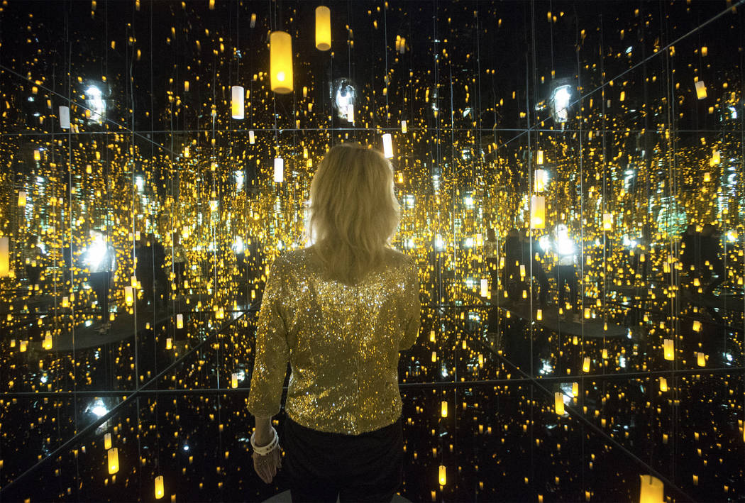 Dawn Michelle Baude explora el "Infinity Mirrored Room" en la nueva exhibición de Yayoi Kusama en la Galería de Bellas Artes Bellagio el viernes 16 de noviembre de 2018, en Las Vegas. Benjamin H ...