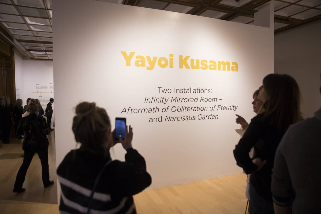 Los asistentes exploran la nueva exhibición de Yayoi Kusama en la Galería de Bellas Artes Bellagio el viernes 16 de noviembre de 2018, en Las Vegas. Benjamin Hager Las Vegas Review-Journal