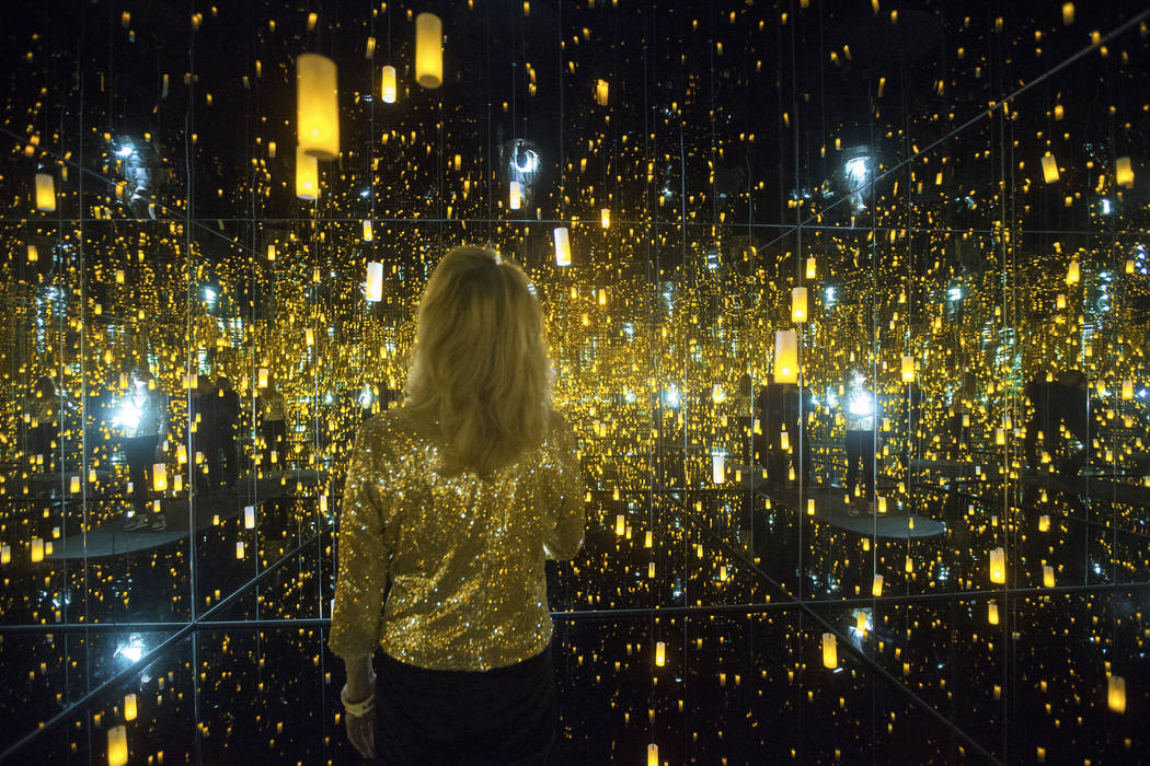 Dawn Michelle Baude explora el "Infinity Mirrored Room" en la nueva exhibición de Yayoi Kusama en la Galería de Bellas Artes Bellagio el viernes 16 de noviembre de 2018, en Las Vegas. Benjamin H ...