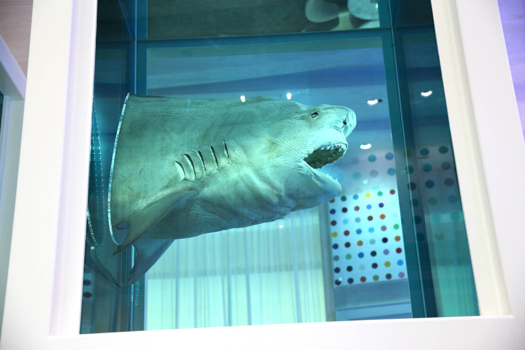 Damien Hirst: The Unknown, Explored, Explained, Exploded, una pieza de arte de tiburones dentro del renovado hotel-casino Palms en Las Vegas, el jueves 17 de mayo de 2018. Erik Verduzco Las Vegas ...