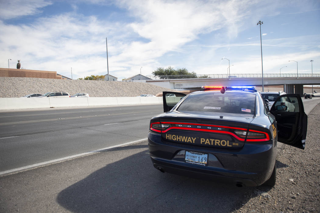 Jason Buratczuk, oficial de información y educación pública de la Patrulla de Carreteras de Nevada, detiene a un conductor por exceso de velocidad en el 215 Beltway en Las Vegas el martes 20 de ...