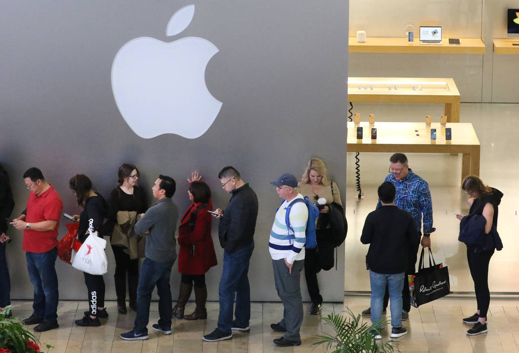 El viernes 23 de noviembre de 2018, los compradores de la venta del viernes negro hacen cola en la tienda Apple Fashion Mall de Apple. Bizuayehu Tesfaye Las Vegas Review-Journal @bizutesfaye