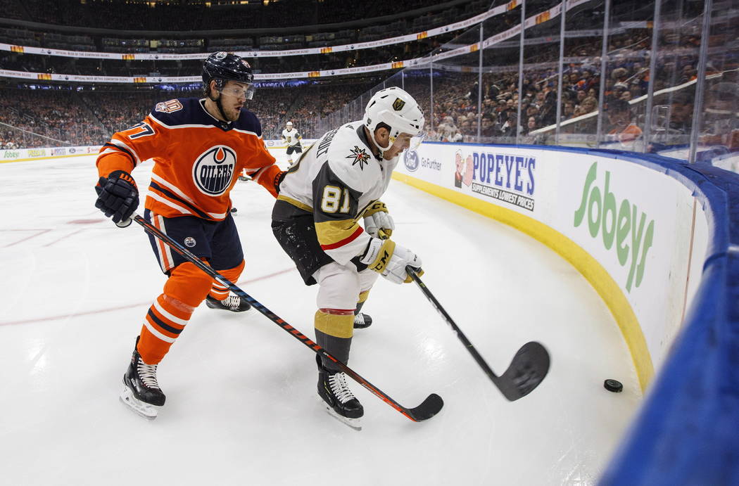 Jonathan Marchessault (81) de los Golden Knights de Vegas y Óscar Klefbom (77) de los Edmonton Oilers luchan por el puck durante la primera acción de la NHL en Edmonton, Alta., el sábado 1 de d ...