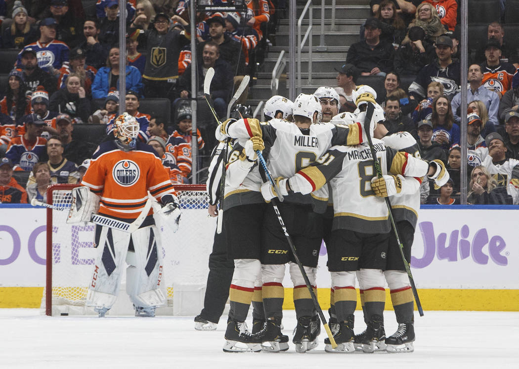 Los Vegas Golden Knights celebran un gol contra el portero de los Edmonton Oilers, Cam Talbot, a la izquierda, durante el segundo período de un juego de hockey de la NHL el domingo 18 de noviembr ...