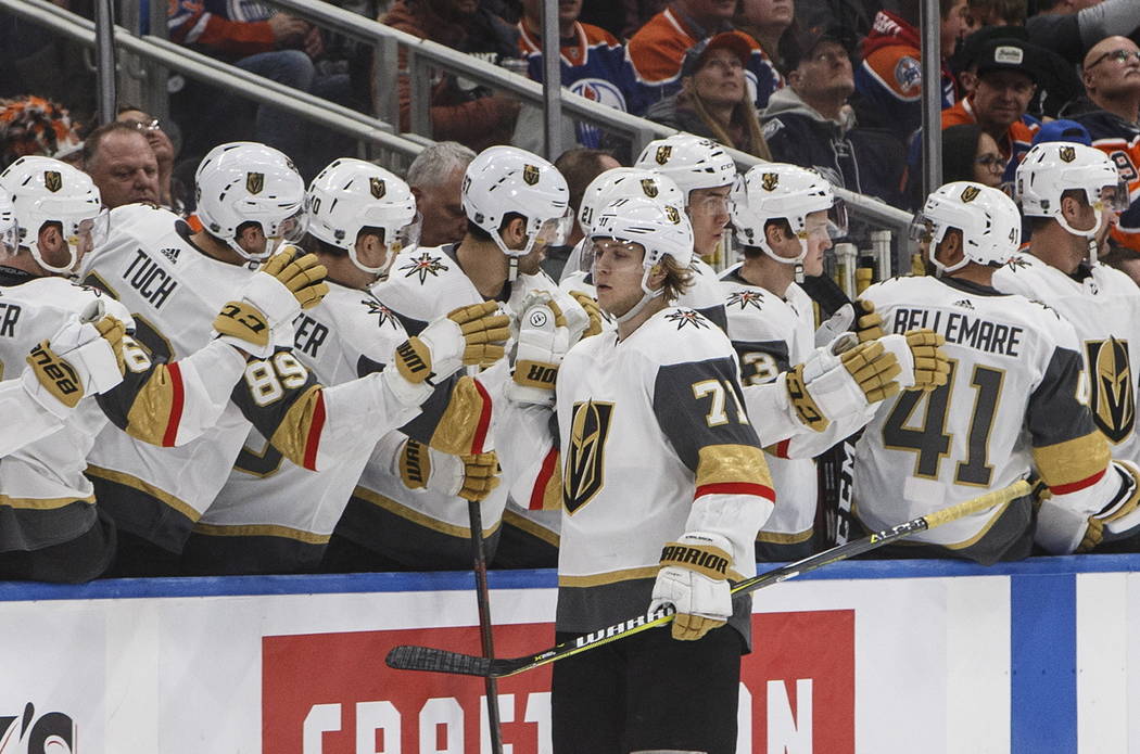 William Karlsson (71) de los Golden Knights de Las Vegas celebra un gol contra los Oilers de Edmonton durante el segundo período de un juego de hockey de la NHL el sábado 1 de diciembre de 2018, ...
