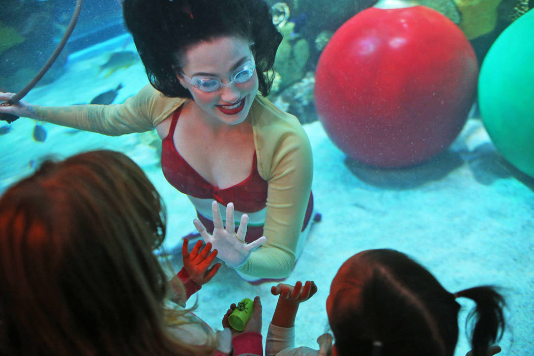 La sirena navideña saluda a los niños en el hotel y casino Silverton en Las Vegas, el domingo 2 de diciembre de 2018. Ella y Santa están en el acuario todos los sábados y domingos de diciembre ...