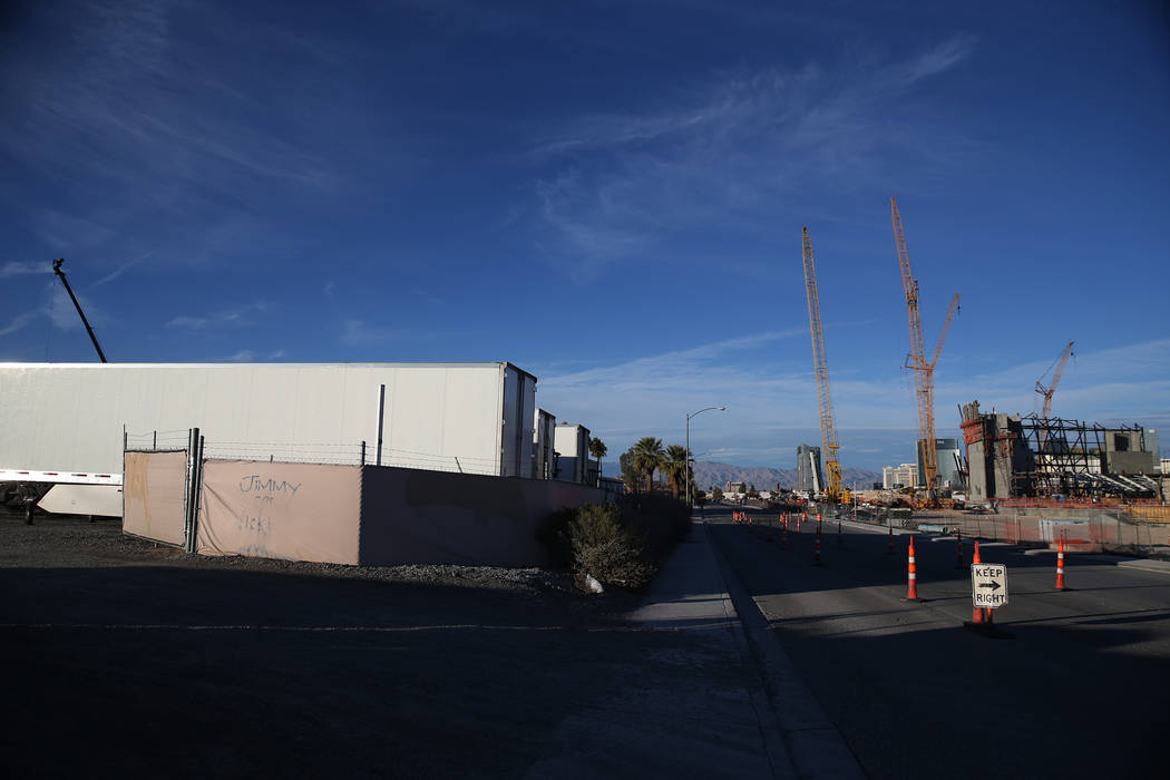 La vista desde el lote en 5575 Polaris Ave., y al otro lado de la calle desde el futuro sitio del estadio Raiders, se vendió recientemente por $6.5 millones, en Las Vegas, el martes 4 de diciembr ...