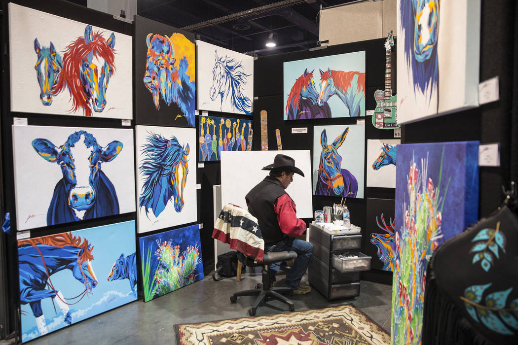 El artista Lyndon Gaither, de Dallas, Texas, se prepara para pintar en Contemporary Western Art en Cowboy Christmas en el Centro de Convenciones de Las Vegas el jueves 6 de diciembre de 2018, en L ...