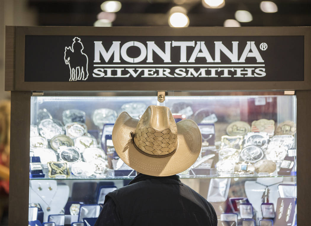 Un comprador mira los relojes de Montana Silversmiths en South Halls durante Cowboy Christmas en el Centro de Convenciones de Las Vegas el jueves 6 de diciembre de 2018, en Las Vegas. Benjamin Hag ...