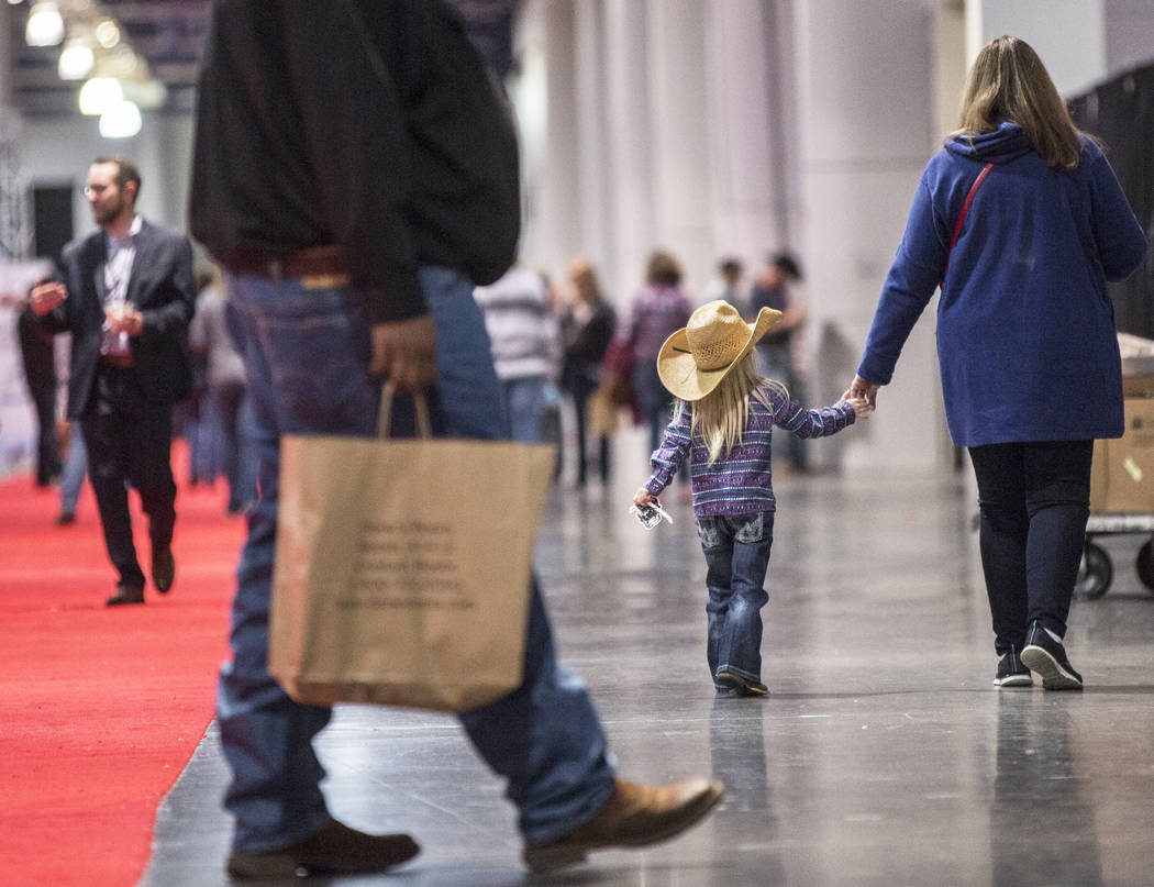 Los compradores recorren los South Halls durante el Cowboy Christmas en el Centro de Convenciones de Las Vegas el jueves 6 de diciembre de 2018, en Las Vegas. Benjamin Hager Las Vegas Review-Journal