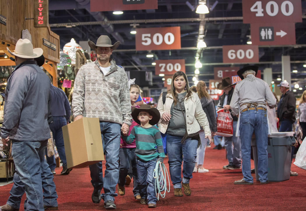Los compradores recorren los South Halls durante el Cowboy Christmas en el Centro de Convenciones de Las Vegas el jueves 6 de diciembre de 2018, en Las Vegas. Benjamin Hager Las Vegas Review-Journal