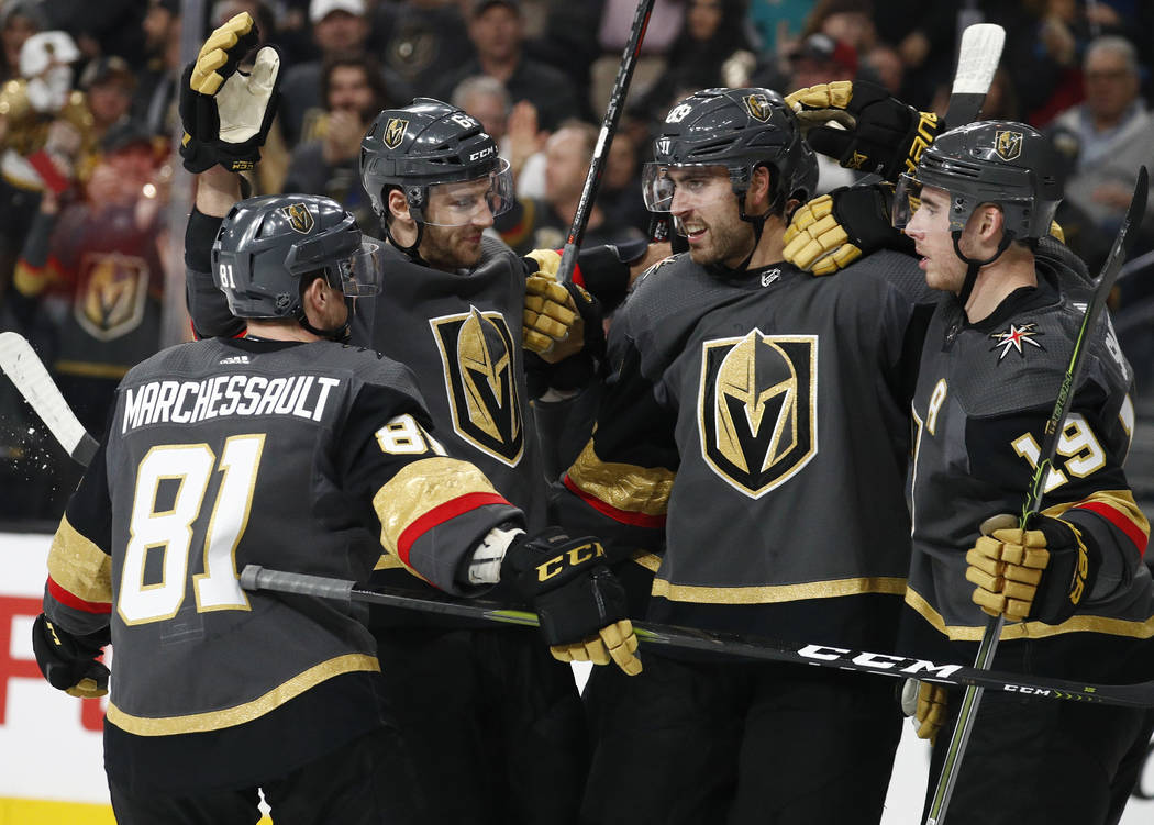 Vegas Golden Knights celebran después de que el alero derecho Alex Tuch, segundo desde la derecha, anotó contra los Dallas Stars durante el segundo período de un juego de hockey de la NHL el do ...
