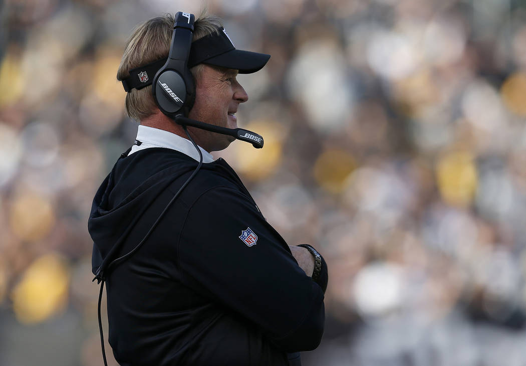El entrenador en jefe de los Raiders de Oakland, Jon Gruden, mira durante la primera mitad de un partido de fútbol de la NFL entre los Raiders y los Pittsburgh Steelers en Oakland, California, el ...