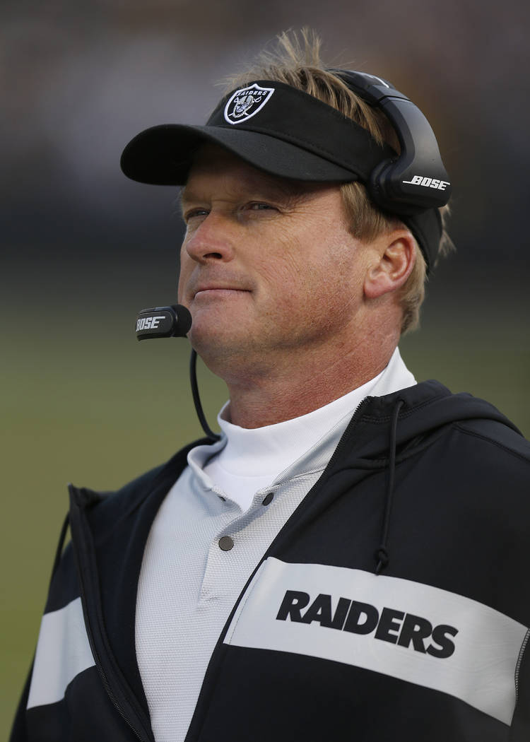 El entrenador en jefe de los Raiders de Oakland, Jon Gruden, observa durante la segunda mitad de un partido de fútbol de la NFL contra los Steelers de Pittsburgh en Oakland, California, el doming ...
