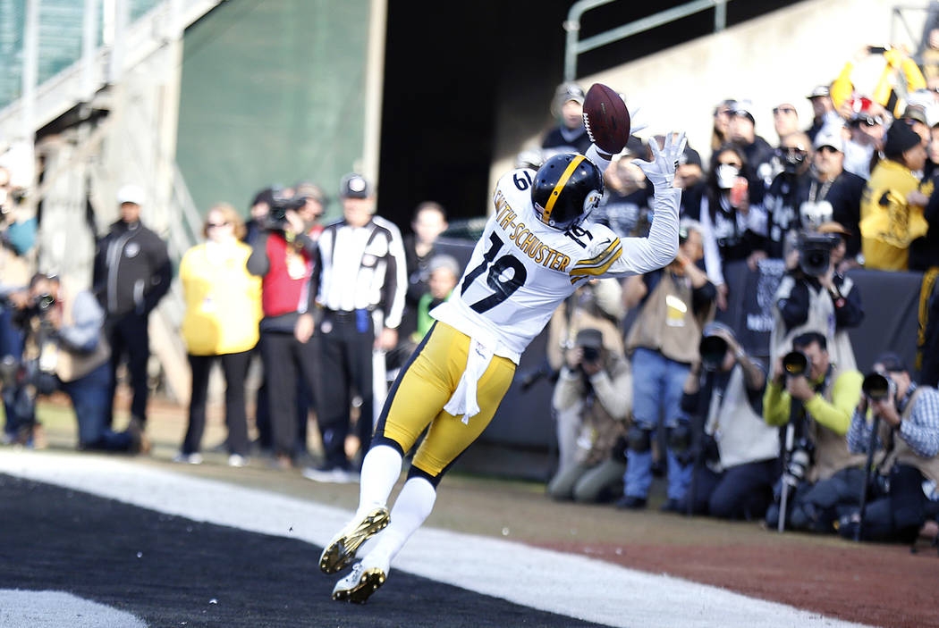 El receptor abierto de los Pittsburgh Steelers, JuJu Smith-Schuster (19) atrapa un pase de touchdown durante la primera mitad de un partido de fútbol de la NFL contra los Raiders de Oakland en Oa ...