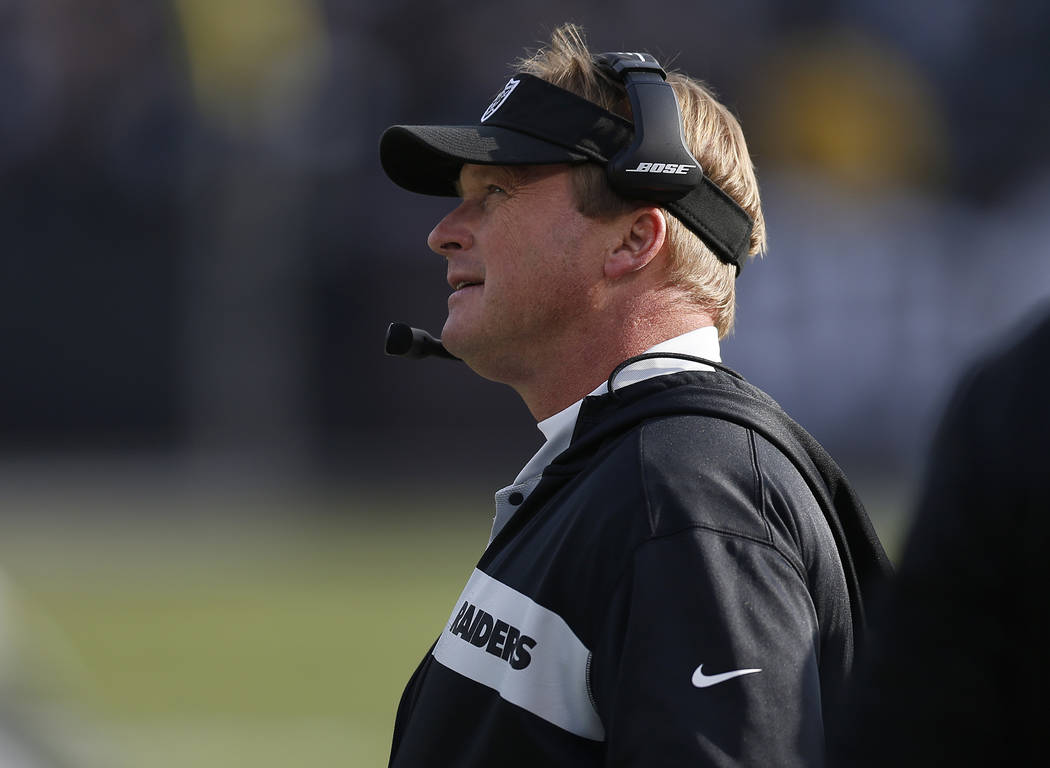 El entrenador en jefe de los Raiders de Oakland, Jon Gruden, observa durante la primera mitad de un partido de fútbol americano de la NFL contra los Pittsburgh Steelers en Oakland, California, el ...