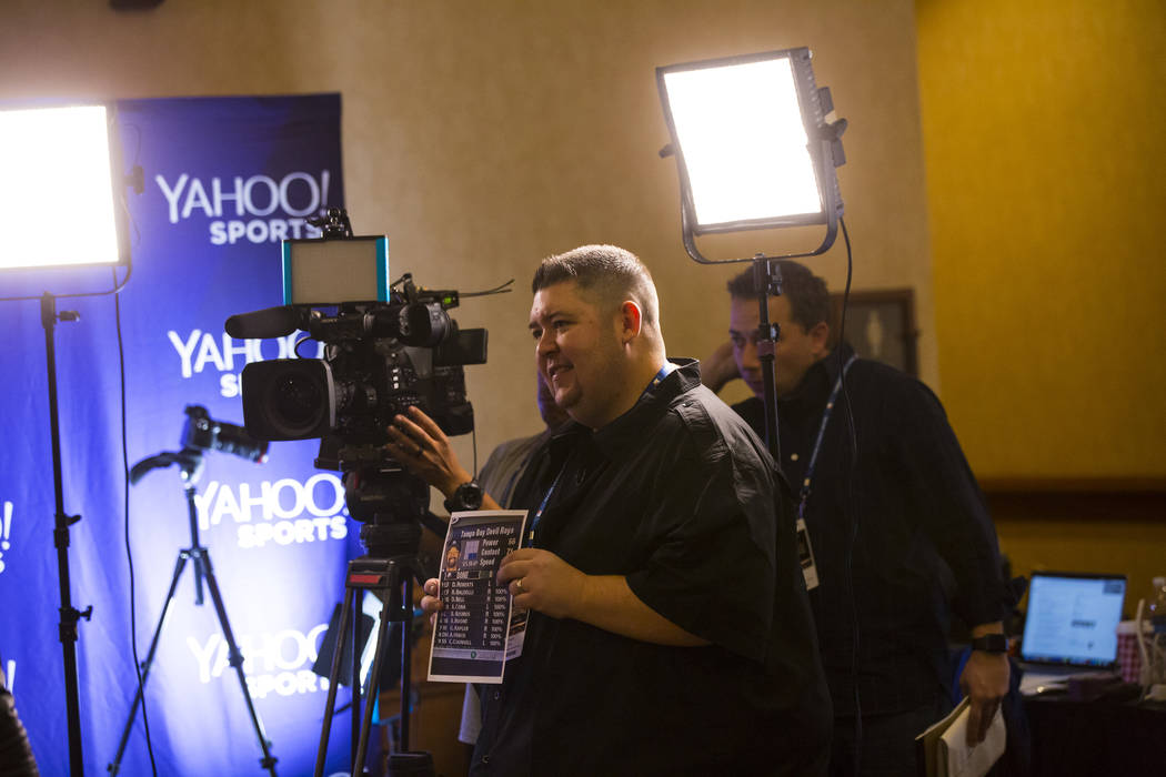 Mike Oz de Yahoo! Sports se prepara para una entrevista durante las reuniones de invierno de la Major League Baseball en Mandalay Bay en Las Vegas el lunes 10 de diciembre de 2018. Chase Stevens L ...