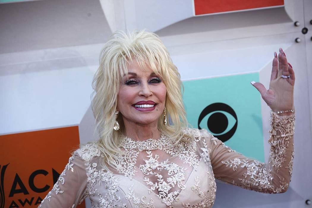 Dolly Parton camina por la alfombra roja en la 51ª Entrega de la Academia de Premios de Música Country el domingo 3 de abril de 2016, en el MGM Grand de Las Vegas. (Rachel Aston / Las Vegas Revi ...