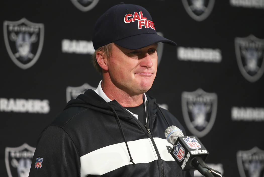 El entrenador en jefe de los Raiders de Oakland, Jon Gruden, habla en una conferencia de prensa después de un partido de fútbol de la NFL contra los Kansas City Chiefs en Oakland, California, el ...