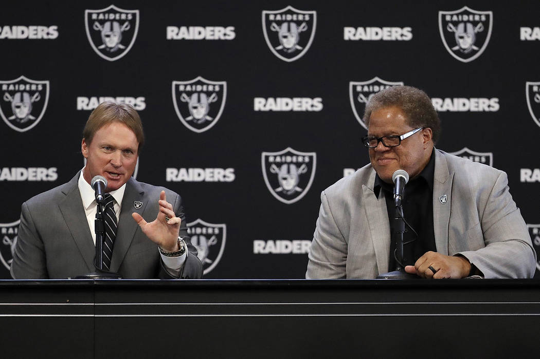 El nuevo entrenador en jefe de los Raiders de Oakland, Jon Gruden, a la izquierda, responde una pregunta junto al gerente general Reggie McKenzie durante una conferencia de prensa de fútbol de la ...