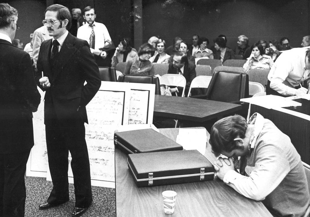 1977 - Melvin Dummar, a la derecha, ganó atención cuando afirmó haber salvado al solitario magnate de negocios Howard Hughes del desierto de Nevada en 1967, y que se le había otorgado parte de ...