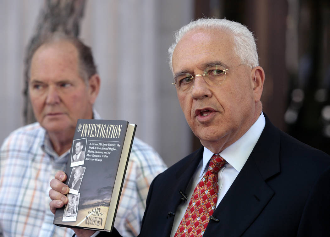 Melvin Dummar, a la izquierda, y su abogado, Stuart Stein, a la derecha, celebran una conferencia de prensa el martes 13 de junio de 2006 en Salt Lake City, mientras muestran un libro que juran ap ...