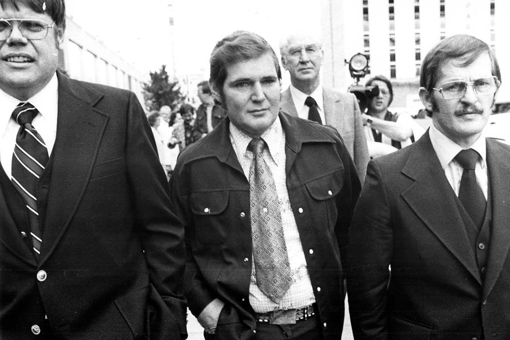 1977 - Melvin Dummar, a la derecha, ganó atención cuando afirmó haber salvado al solitario magnate de negocios Howard Hughes del desierto de Nevada en 1967, y que se le había otorgado parte de ...