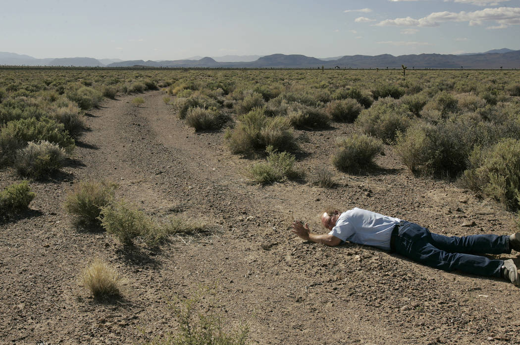 Melvin Dummar se encuentra en el desierto el 15 de junio de 2006, en la misma posición y ubicación donde afirma haber encontrado a Howard Hughes en 1967. Dummar regresó al lugar con un equipo d ...