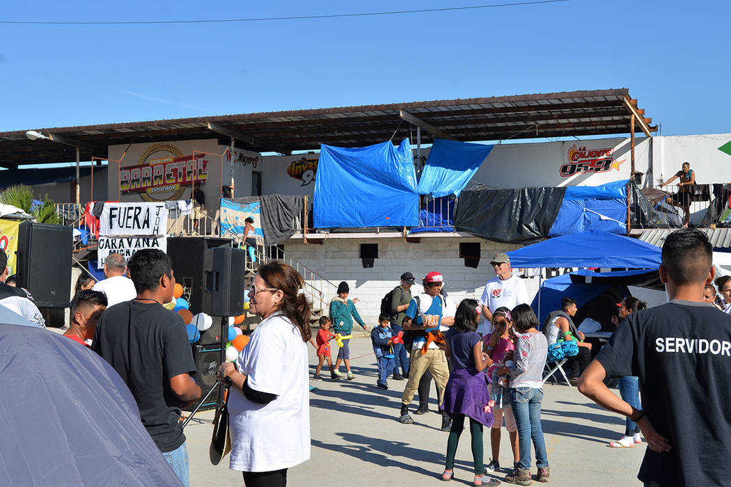 El Barretal fue acondicionado para dar albergue a los miembros de la Caravana Migrante que llegó Tijuana, aquí el orden es prioridad, incluso se han emitido credenciales para controlar el acceso ...
