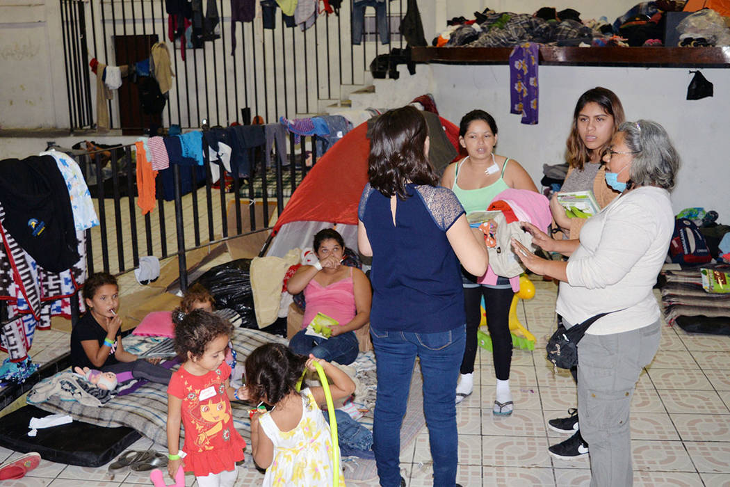 El Barretal fue acondicionado para dar albergue a los miembros de la Caravana Migrante que llegó Tijuana, en el interior techado se acomodaron mujeres y niños. Sábado 8 de diciembre de 2018, en ...