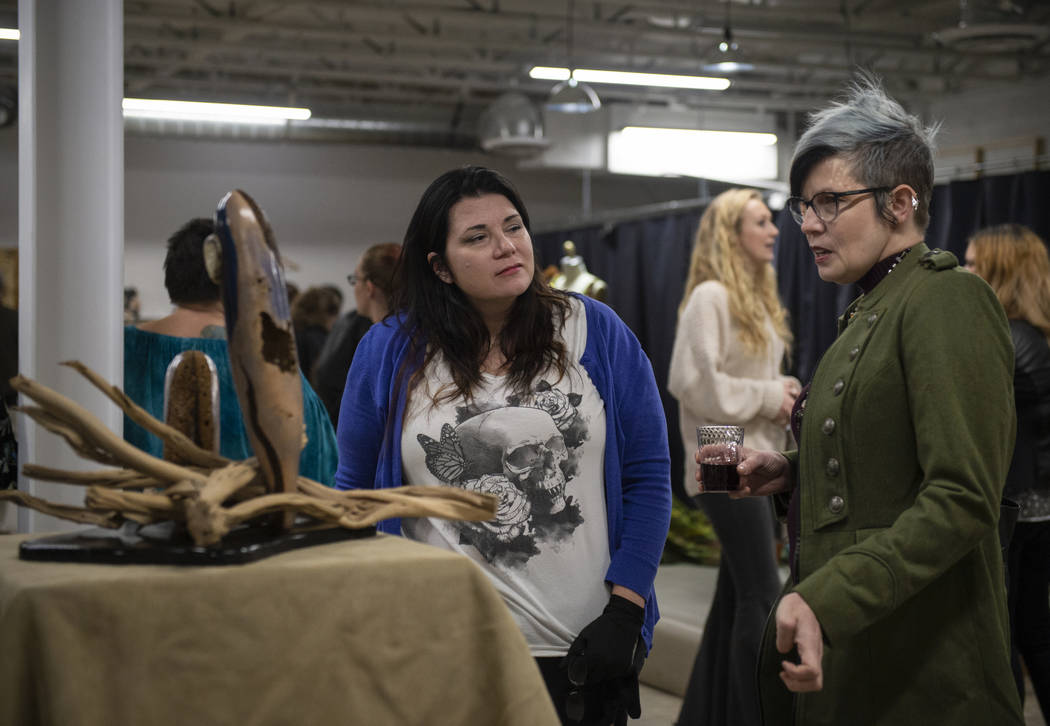Lisa Dittrich, izquierda, habla con la artista Renee McHenry sobre su pieza "EMERGENCE" en exhibición en Core Contemporary Gallery en Las Vegas, el jueves 6 de diciembre de 2018. Caroline Brehman ...