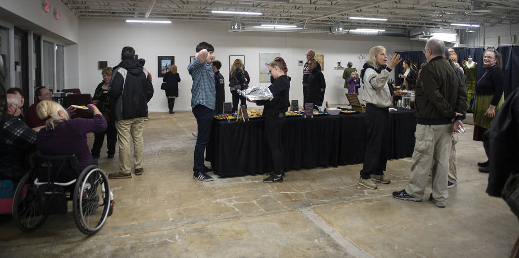 Los asistentes se reúnen para una exhibición en Core Contemporary Gallery en Las Vegas, el jueves 6 de diciembre de 2018. Caroline Brehman / Las Vegas Review-Journal