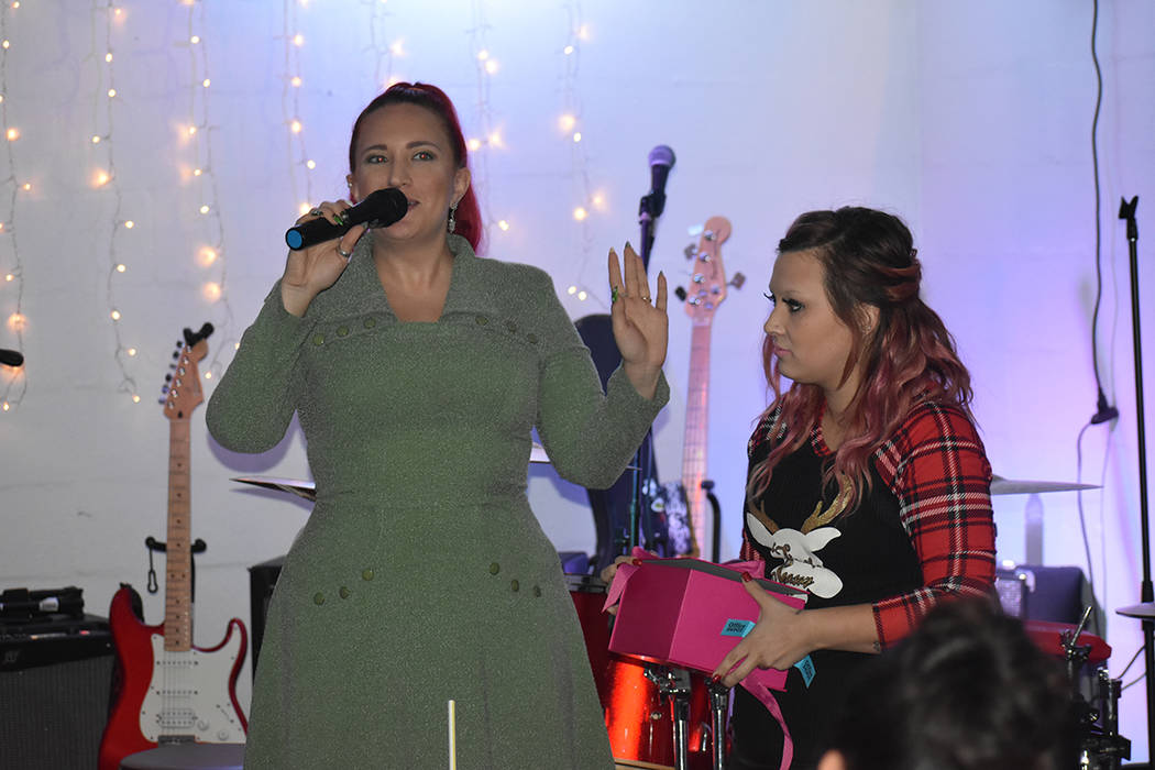La cantante local Kaci Machacyk dirigió una rifa de obsequios entre el público y artistas presentes. Sábado 15 de diciembre de 2018 en Luces de Bohemia. Foto Anthony Avellaneda / El Tiempo.
