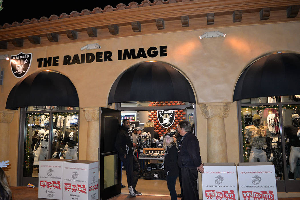Los Raiders siguen están anotando puntos en caridad y eventos comunitarios. Viernes 14 de diciembre de 2018, en Raider Image de Town Square. Foto Frank Alejandre / El Tiempo.