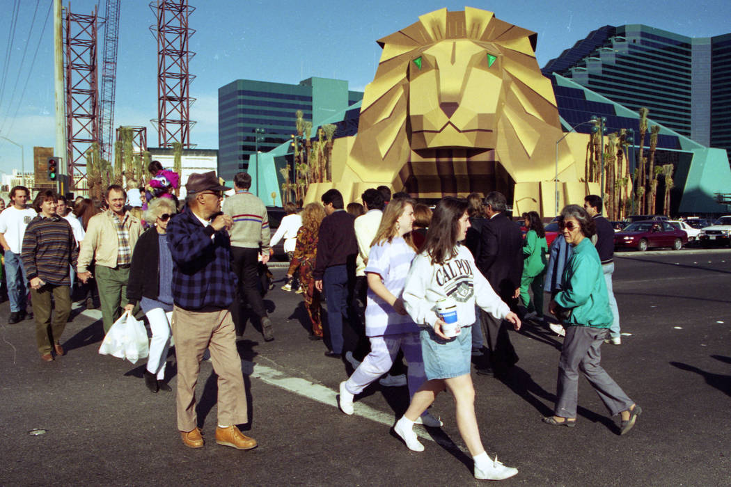 Los peatones caminan a lo largo del bulevar Las Vegas a las afueras de MGM Grand en diciembre de 1993. (Archivo de Las Vegas Review-Journal)