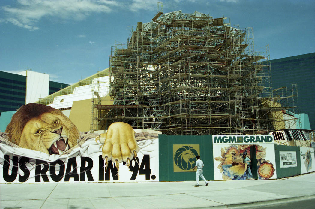 MGM Grand en construcción en julio de 1993. La pancarta en el frente dice "Míranos rugir en 94". (Archivo de Las Vegas Review-Journal)