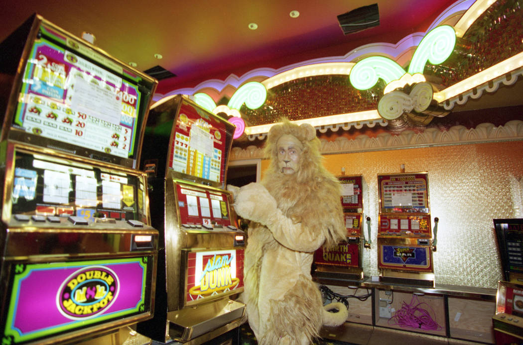 El león cobarde de la película "El mago de Oz" juega a las máquinas tragamonedas durante una gira previa a la inauguración del MGM Grand en noviembre de 1993. MGM Grand fue el primer hotel, ca ...