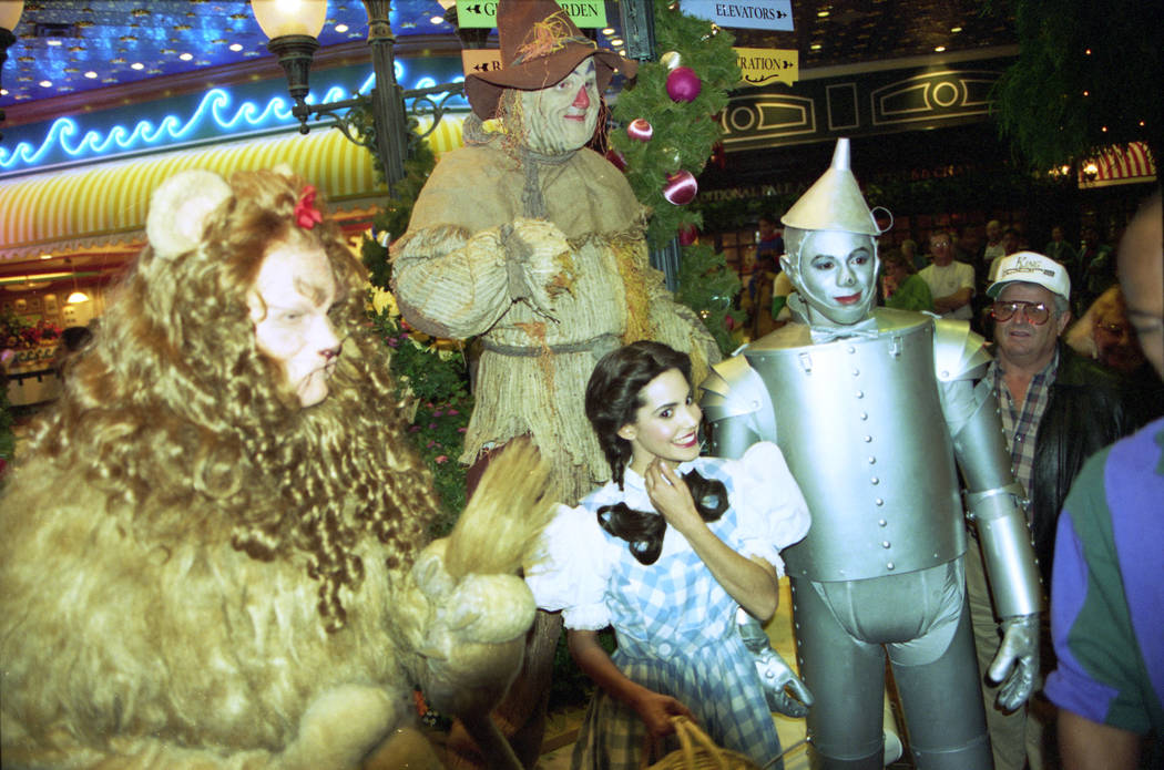 Los personajes de la película "El Mago de Oz" asistieron a la gran inauguración de MGM Grand el 18 de diciembre de 1993. MGM Grand era el hotel y casino más grande del mundo en este momento y e ...