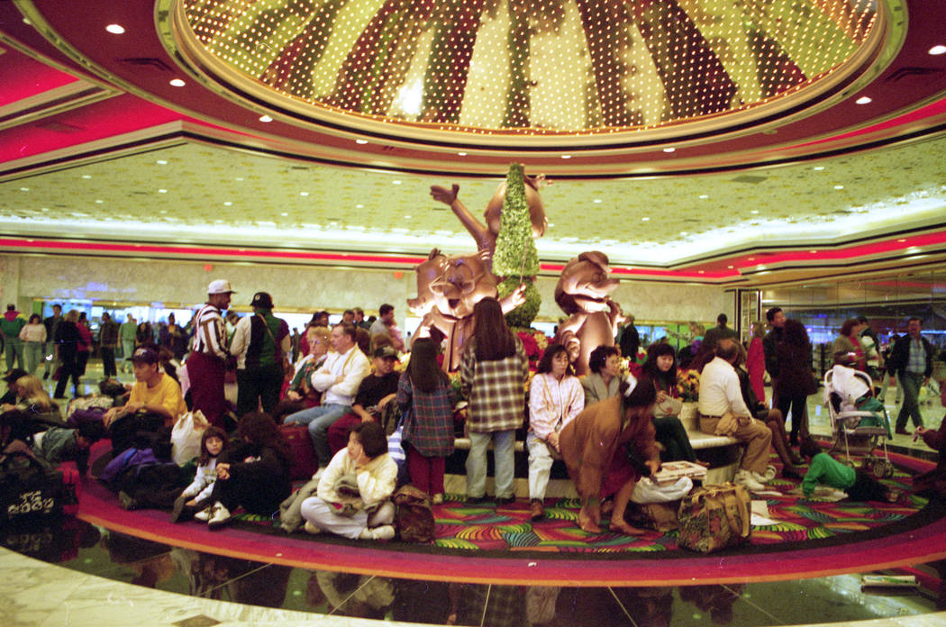 Las multitudes llenan el vestíbulo del hotel MGM Grand para hacer reservas en un hotel de 5 mil 5 habitaciones en diciembre de 1993. (Archivo de Las Vegas Review-Journal)