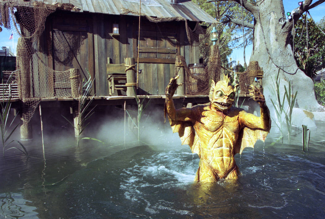 Una criatura del pantano sale del agua durante el recorrido por el río Backlot en el parque temático MGM Grand Adventures. El parque se abrió al público el 18 de diciembre de 1993. (Archivo de ...