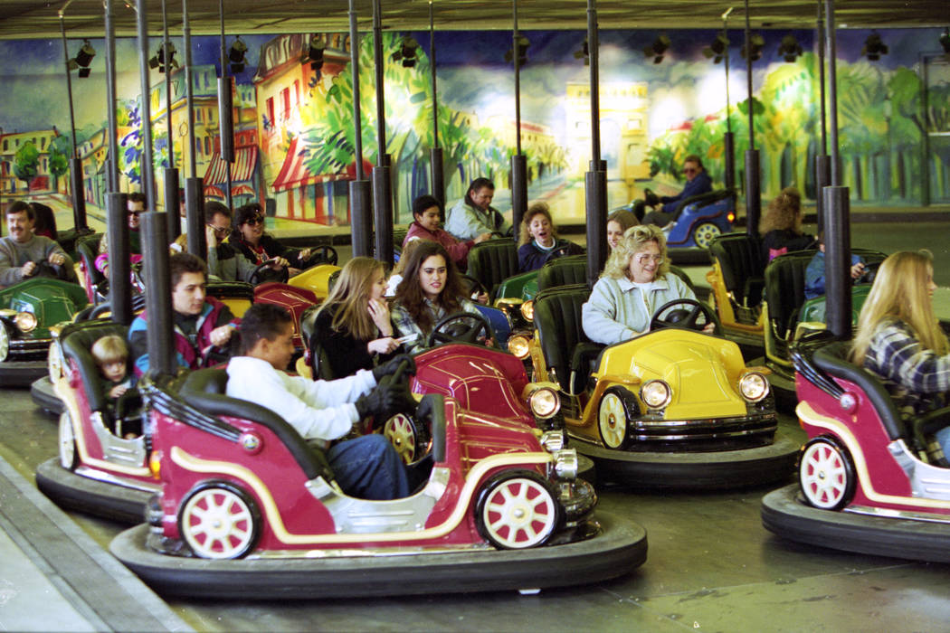 Coches de choque en el parque temático de MGM Grand Adventures. El parque se abrió al público el 18 de diciembre de 1993. (Archivo de Las Vegas Review-Journal)