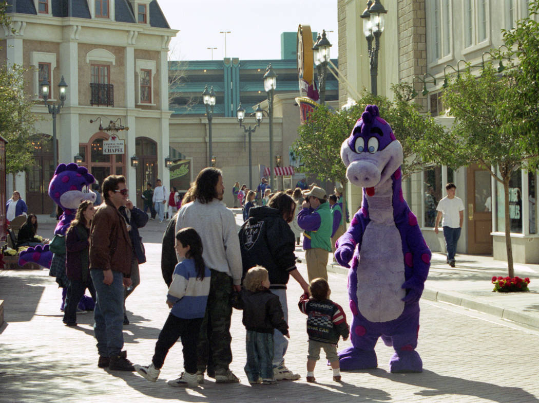 Visitantes con personajes disfrazados en el Parque Temático MGM Grand Adventures. El parque se abrió al público el 18 de diciembre de 1993. (Archivo de Las Vegas Review-Journal)