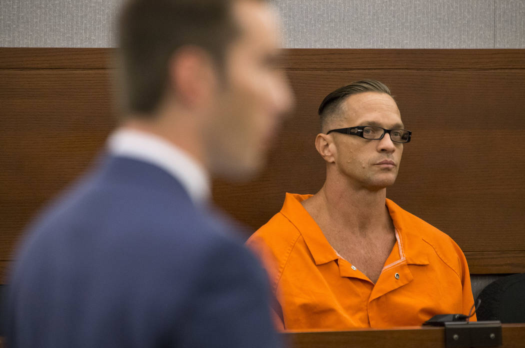 El preso condenado a muerte, Scott Dozier, comparece ante la jueza de distrito Jennifer Togliatti durante una audiencia en el Centro Regional de Justicia de Las Vegas el 11 de septiembre de 2017. ...