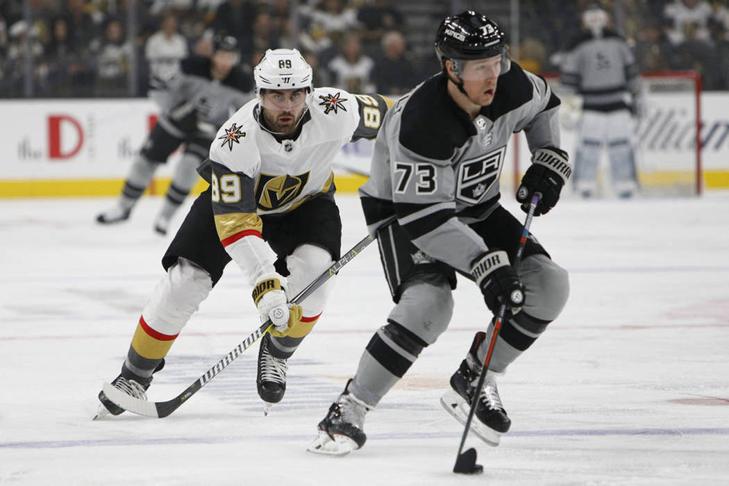 El jugador de los Golden Knights, Alex Tuch (89), persigue a su rival de Los Ángeles Kings, Tyler Toffoli (73), durante el primer período de un juego de hockey de la NHL, el domingo 23 de diciem ...